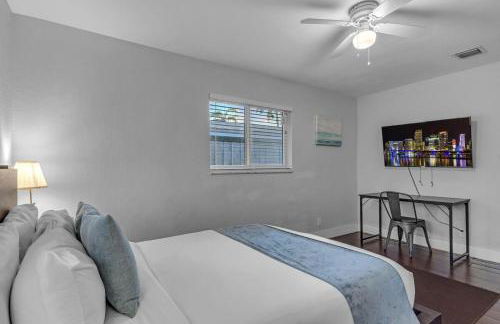 Stunning 4 Bedrooms House with Pool 6 minutes to the Ocean - Foto 35