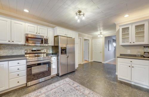 Spacious Eagle Lake Home with Fireplace and Deck - Foto 10