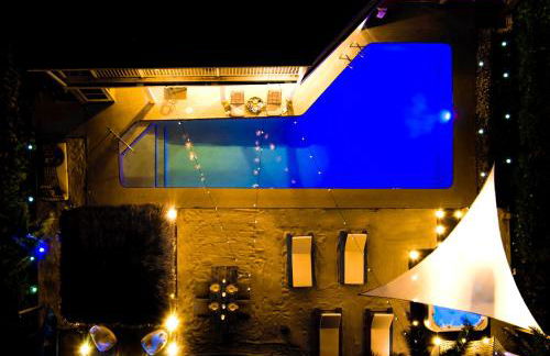 Waterfront Villa with Beach, Pool, Cinema, Game Room and Tiki - Foto 2