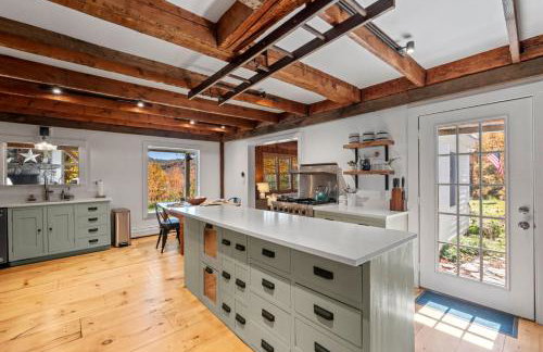 Modern Lux Cabin w Mtn Views and Fire Pit - Foto 10