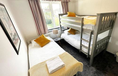 Green Haven Villa - 4BR Spacious House with Hot tub, Ample Parking, Air Condition, WIFI, Netflix, Patio & Garden - Foto 11