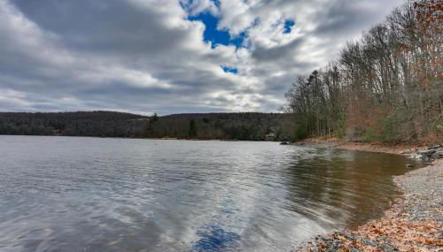 Walk to Lake! All-Season Retreat in Poconos Mtns - Foto 2