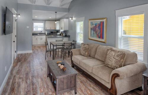 Quaint Cottage with Private Pool-Walk to Everything - Foto 11
