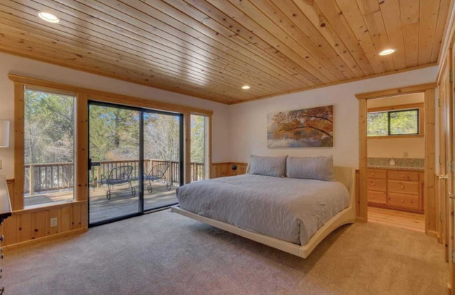 Black Bear by Avantstay Spacious Viking Lodge in Tahoe Donner w/ Game Room & Hot Tub! - Photo 21