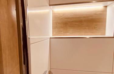 HOCHWERTIGE Ferienwohnung mit 7qm Balkon, Netflix, Kaffeeautomat, RainShower Bad - Foto 15