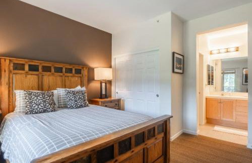 Mammoth Green #210 - Nearly Ski-in Ski-Out 2 Bedroom 2 Bath, Sleeps 6 on Golf Course - Photo 14