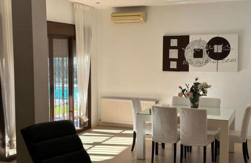 Precioso chalet con piscina y pista de padel - Photo 25