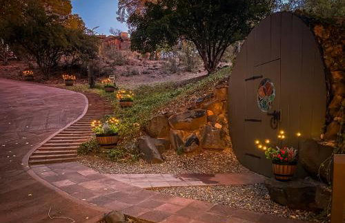 Myrinn-Hobbit Cottage on the Creek Storybook Stay - Foto 29