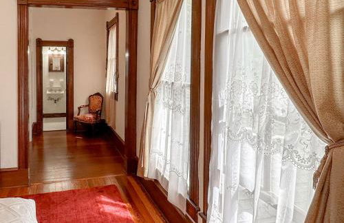 Cozy Victorian Apartment Downtown Sleeps 5 - Foto 11