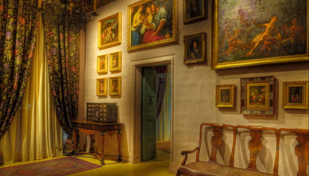 Percorrendo as diferentes salas do museu-palácio