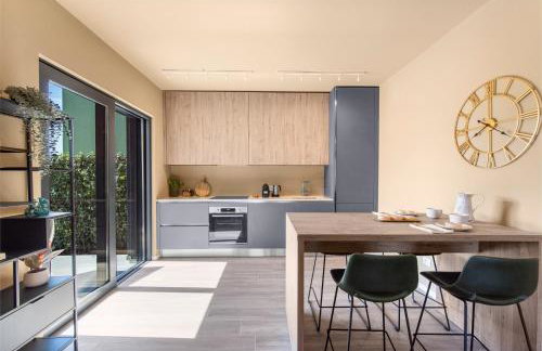 NEW stylish Casa Melisa with 2 gardens and BBQ facilities! - Foto 1