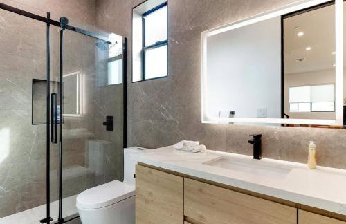 Modern Luxe Retreat Four-Bedroom - Photo 16