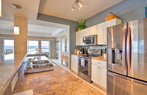 Pool Access Waterfront Lake Ozark Condo with Patio - Foto 7