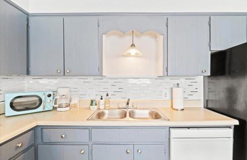 Beachy Getaway - Cozy and Secluded Lodge Home - Foto 22