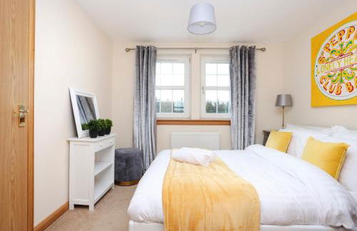 JOIVY Greenknowes Estate with Hot Tub and Bar - Farmhouse and Lodge - Photo 17