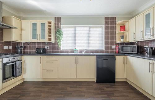 Spacious Home for 10 - Garage & Family Ready - Foto 12