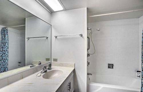 Lush Condo with Community Pool, 1 Mi to Beach! - Foto 19