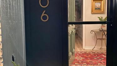 Designer Single Story 4 bed 3 bath home in mid-century style with big backyard and garage - Foto 2