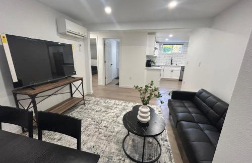 2 bedrooms & Studio near Downtown, Airport, stadiums, light rail, train - Photo 1