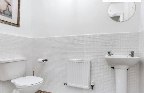 LONG STAYS 30pct OFF - Comfy 3 Bed House near City Centre - PS4 - PARKING By Klarok Short Lets & Serviced Accommodation - Photo 10