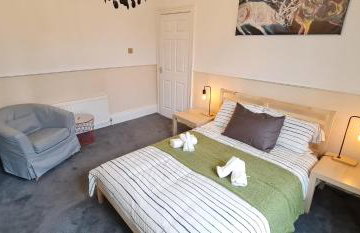 Large 3 Bed Flat, Free Parking-by Holiday Homes - Foto 26