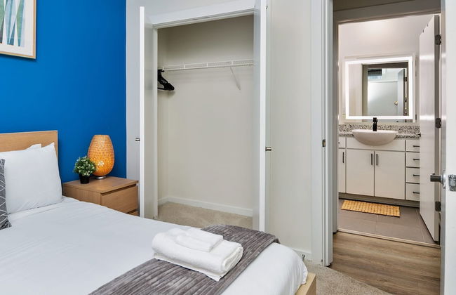 Spacious 2BD With Private Balcony and Free Parking - Foto 13