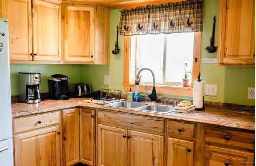 The Chalet - Spacious 7 bedroom near Sugarloaf, on Snowmobile and UTV trails, Hiking, Golf and Flagstaff Lake across the street - Foto 7