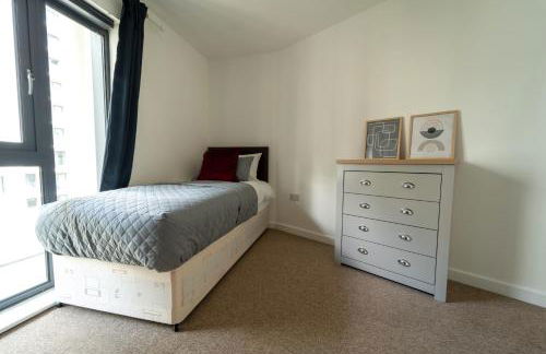 Spacious Apartment in Woking Town Centre - Photo 7