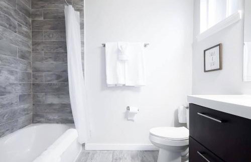 Stylish Modern Farmhouse wYard 10 mins from DT - Foto 65