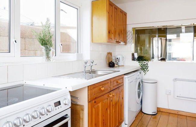 Sunny Seafront Chalet - Sleeps 6 - Photo 2