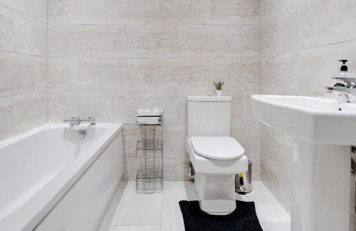 Huge Apartment - 8 Beds - Free Parking - Long Stays! - Foto 28