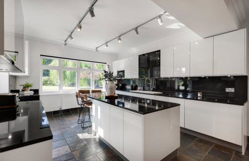 Merry Lakes - Luxury Lakeside Escape with Pool - Just 30 Minutes from London - Foto 12