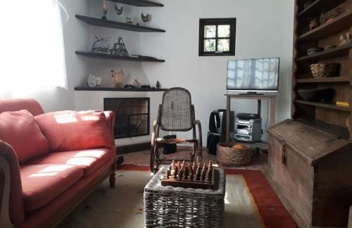 Linda casa em condomínio ecológico de alto padrão a 1h de SP, Terreno de 1500m2 com amplo gramado e piscina, WiFi para Home Office, Área gourmet com churrasqueira, forno de pizza e lareira aconchegante - Foto 13