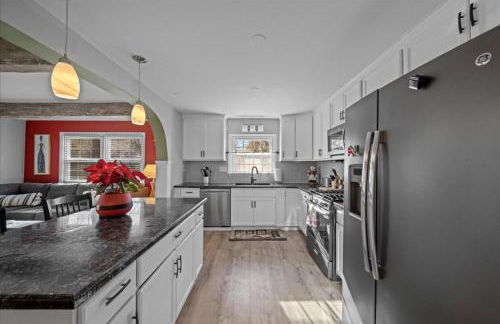 3BR Overland Park Home with Patio and Waterfall Pond - Foto 26