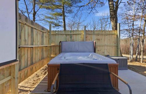 NEW! BEAR Necessities tiny home, outdoor theater! - Foto 19