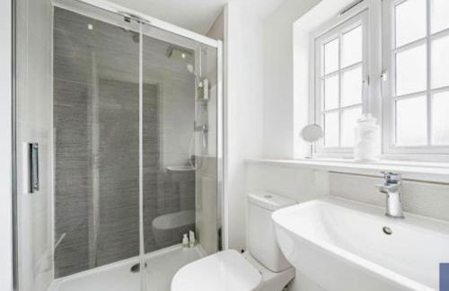 Silverstone Paddock Retreat - Photo 17