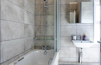 4 bedroom house with Garden, Parking & 3 mins Walking Distance from Train Station - Photo 33