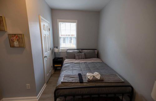 3 Min to Downtown - 10 Min to Elon - Smart TVs - Foto 24