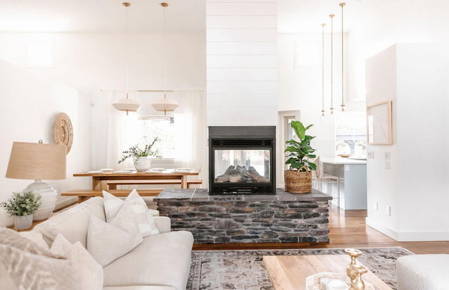 Private Luxury Oasis w Pool HT Parking - Photo 18