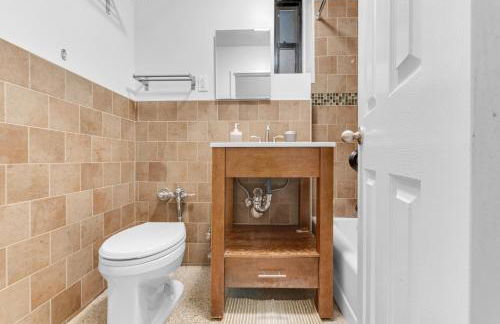 Inviting 2Bd Upper East Side Stay with Backyard - Foto 19