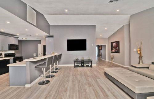 Spacious 4 bedrooms, 2 bathroom house with pool - Photo 16