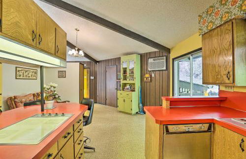 Woodsy Willow Creek Getaway with Pool and Deck! - Foto 13