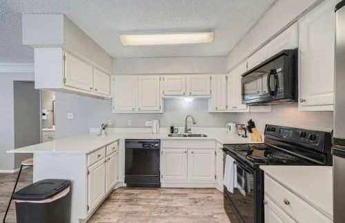 Chic 2B Getaway - 10min to DTWN - W/D, Pool, Prkg - Foto 3