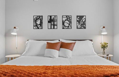 Modern King BR, Sectional, Pool, Gym, Near U of A - Foto 16