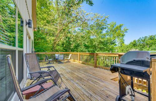 Lakefront Retreat with Multi-Level Deck and Dock! - Foto 7
