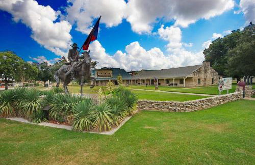 The Noble House Near Magnolia & Baylor W Pool - Photo 3