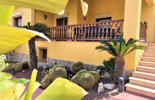 Villa with private pool and tennis court 150 metres from the sea-Villa el Olivo - Photo 13