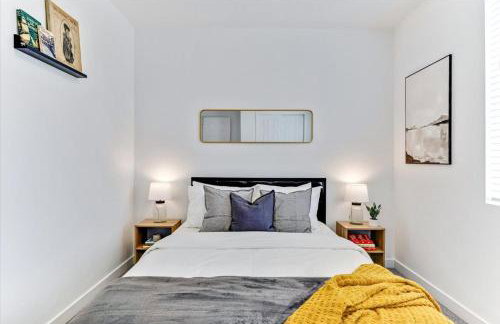 Modern 4BR Home Rooftop Patio Mountain Views - Foto 26