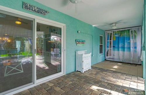 Dog Friendly Home wPrivate Fenced Yard, Garage & Fire Pit STEPS to the Beach! - Foto 26