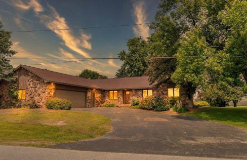 Waterfront Home with Dock Sleeps 8 - Foto 5